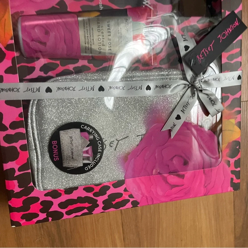Betsey Johnson nourishing‎ body care set